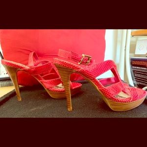 Gorgeous Gianni Bini Fuschia Snakeskin heels!